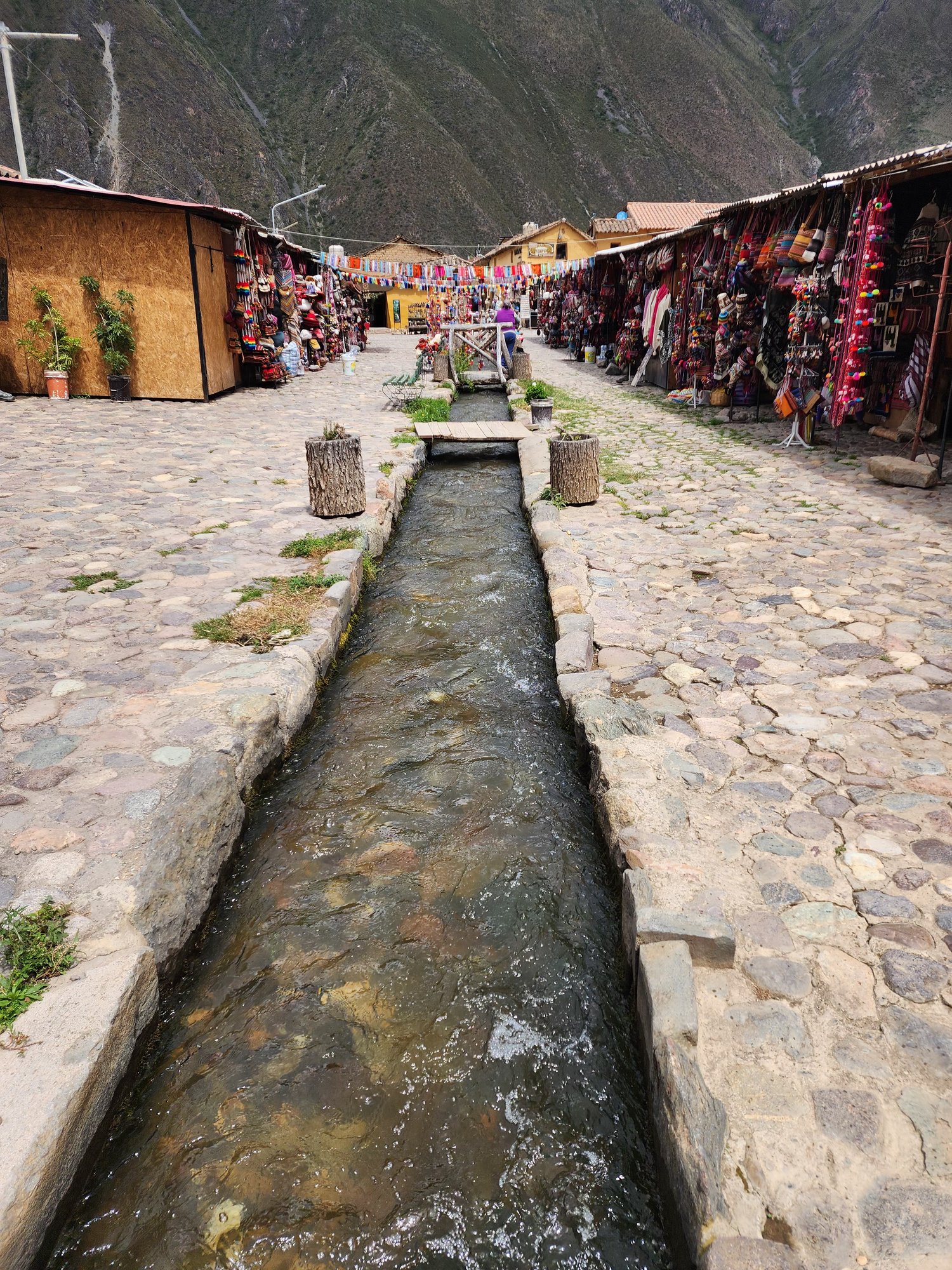 Pinkuylluna storehouses above Ollantaytambo