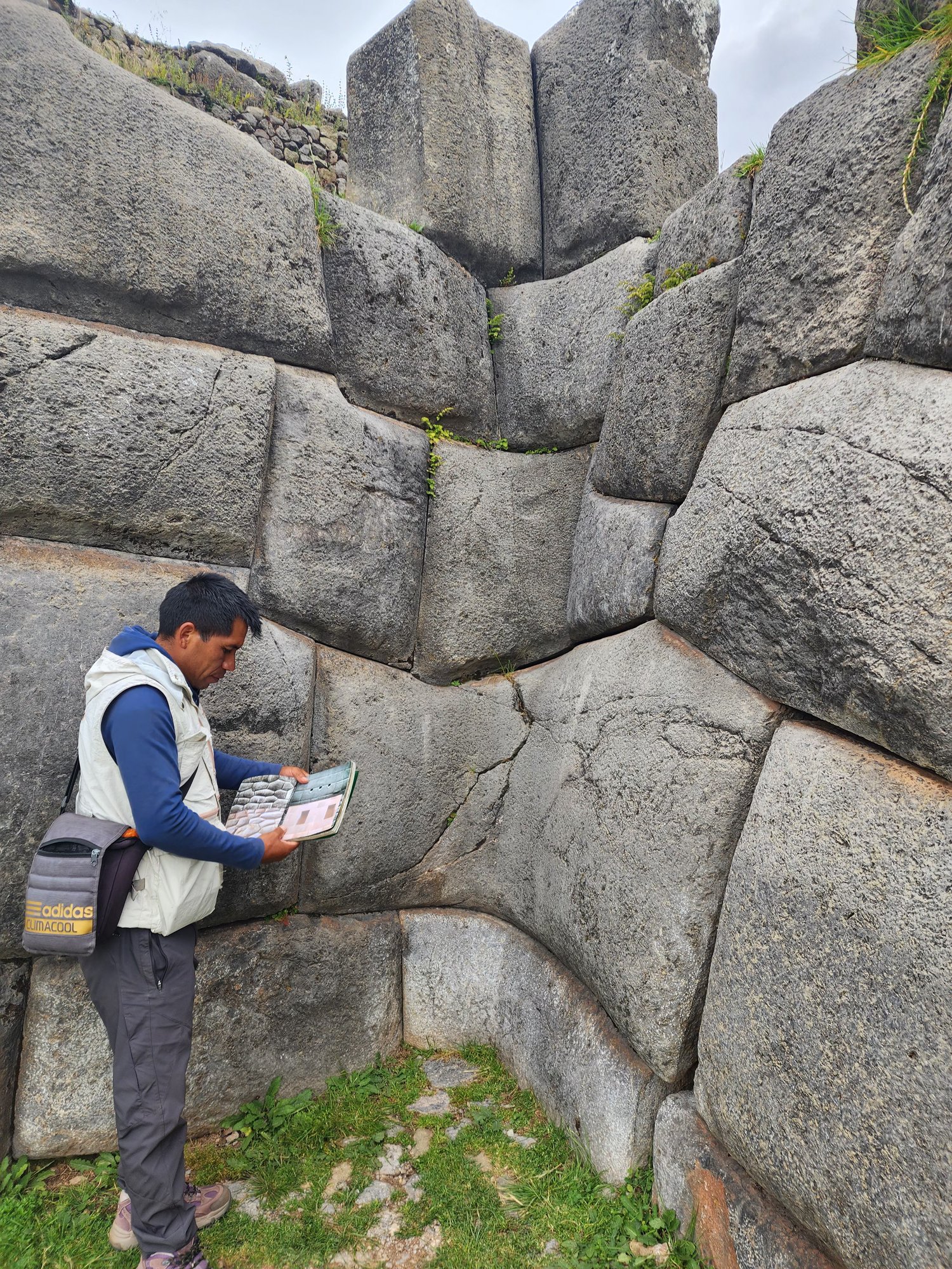 Zigzag formation of Sacsayhuamán's three walls